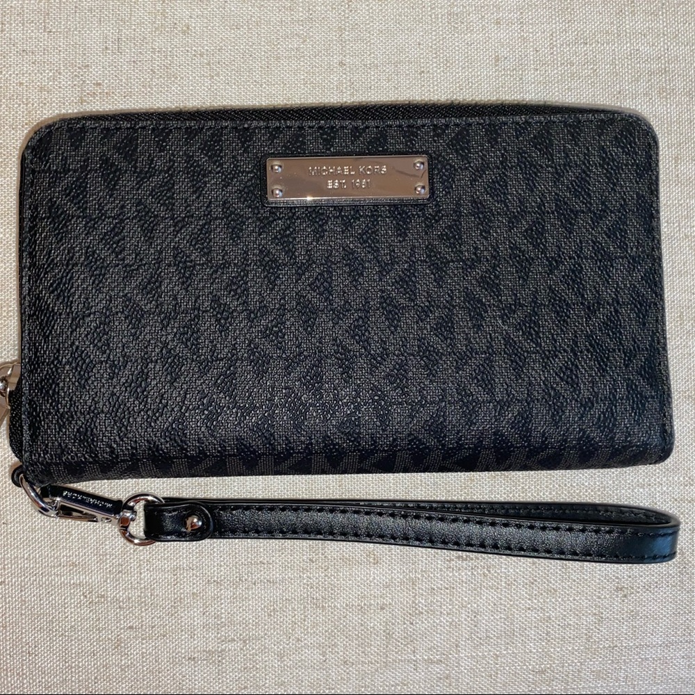 MK Jet Set Travel Large Pebbled Leather Wristlet